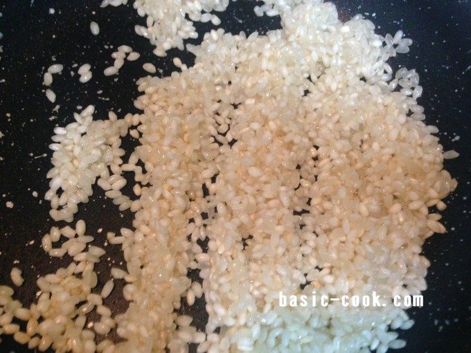 生米をフライパンで炒める