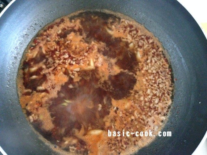 鶏がらスープの素、醤油、唐辛子を入れて中火でしばらく煮込む