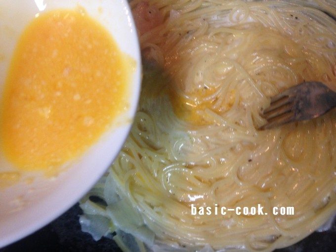 混ぜておいた卵をフライパンに入れてよくかき混ぜたら味見をする