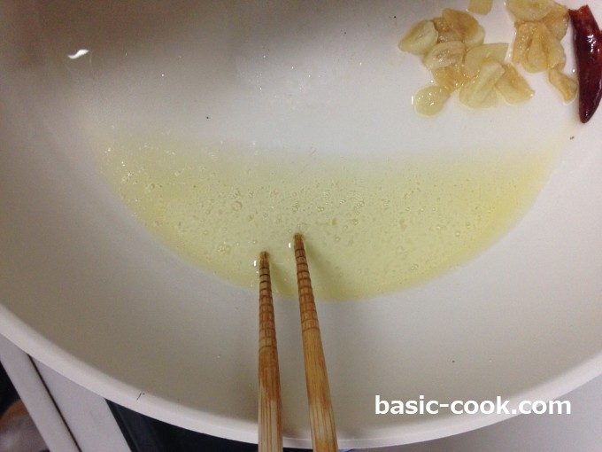 さらに菜箸で軽くかき混ぜると透明な膜が分散して、オリーブオイルに茹で汁が溶け込んだように見える