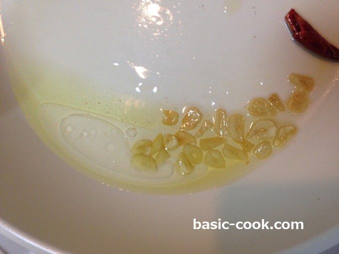 黄色がオリーブオイル、左側の透明な膜が茹で汁